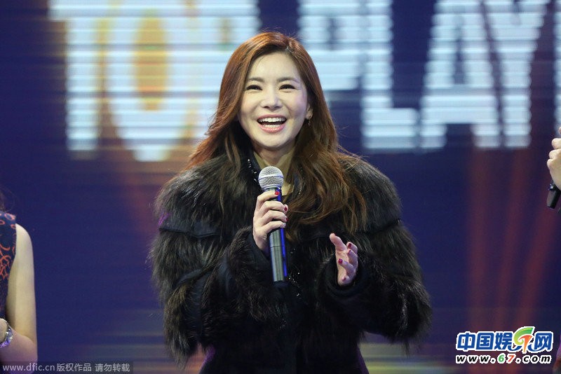 人鱼小姐张瑞希厚粉底难掩老态 面部赘肉明显严重发福