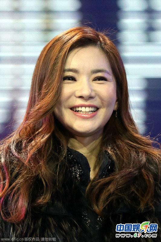 人鱼小姐张瑞希厚粉底难掩老态 面部赘肉明显严重发福