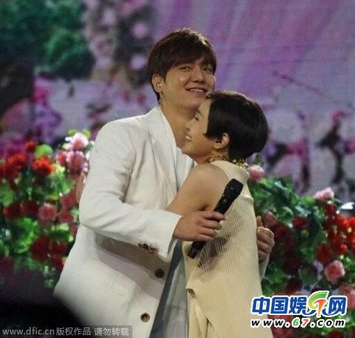 郭采洁满眼深情求抱 趁机熊扑李敏镐揩油男神