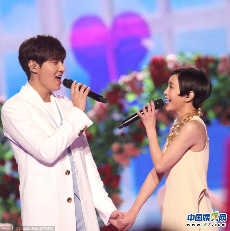 郭采洁满眼深情求抱 趁机熊扑李敏镐揩油男神