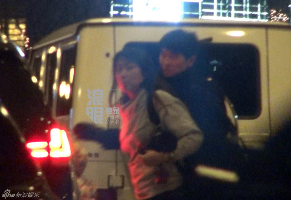 成龙坐车玩手机没关闪光灯 随后前往酒店