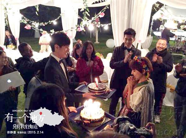 热依扎片场庆生 剧组备惊喜致感动落泪