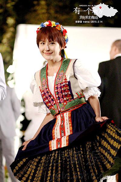 热依扎片场庆生 剧组备惊喜致感动落泪