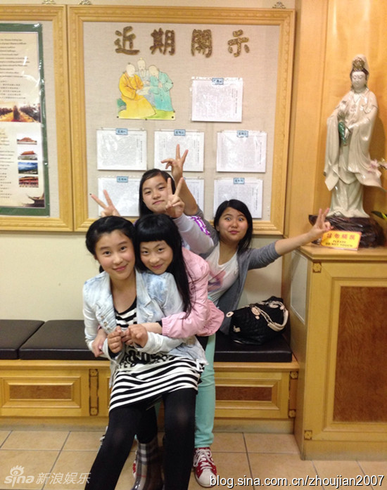 杨子12岁女儿近照清丽秀美 略显早熟