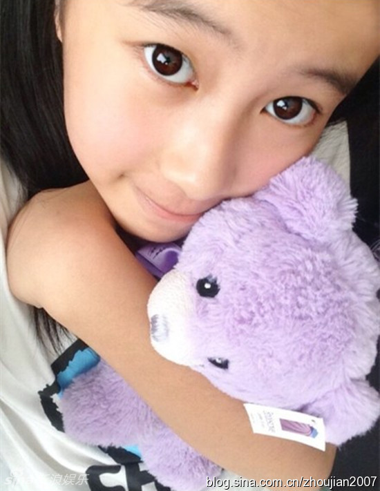 杨子12岁女儿近照清丽秀美 略显早熟
