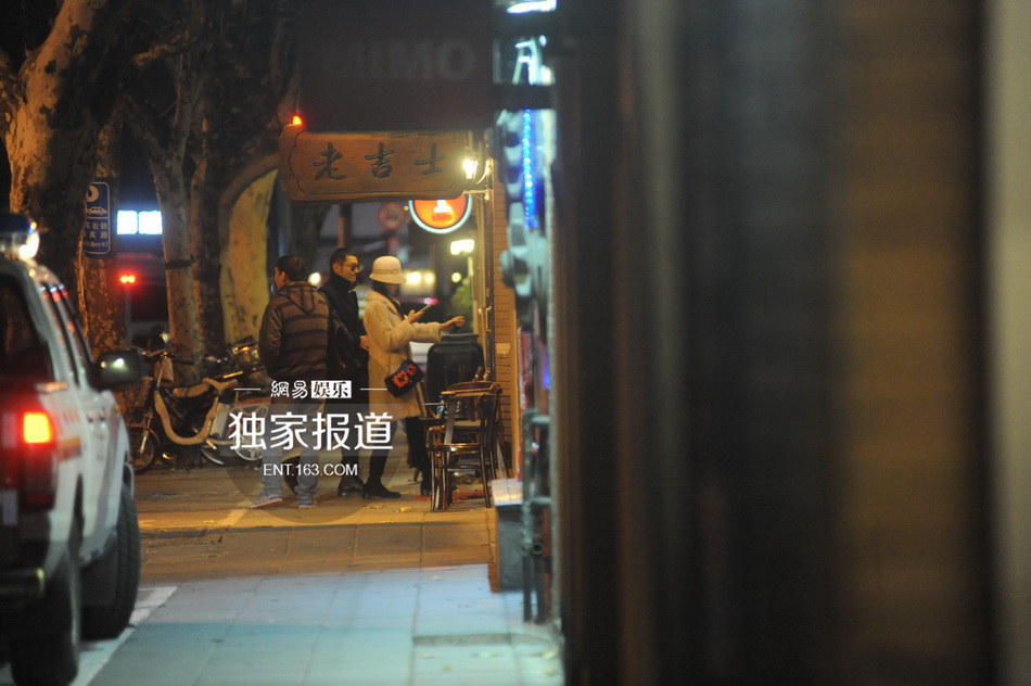 黄晓明Angelababy甜蜜幽会 为避嫌前后脚进酒店