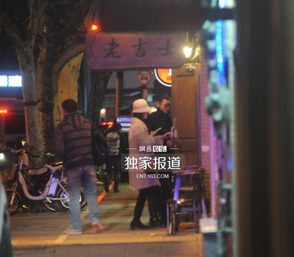 黄晓明Angelababy甜蜜幽会 为避嫌前后脚进酒店