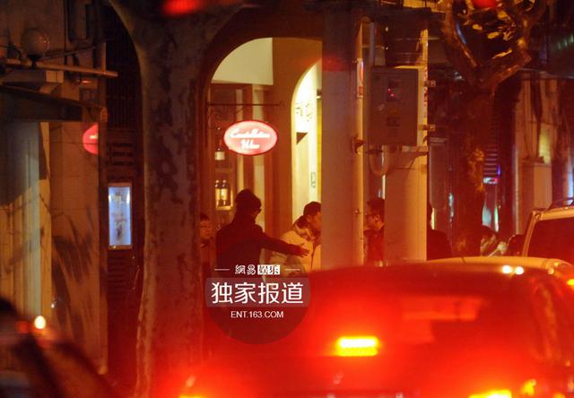 黄晓明Angelababy甜蜜幽会 为避嫌前后脚进酒店