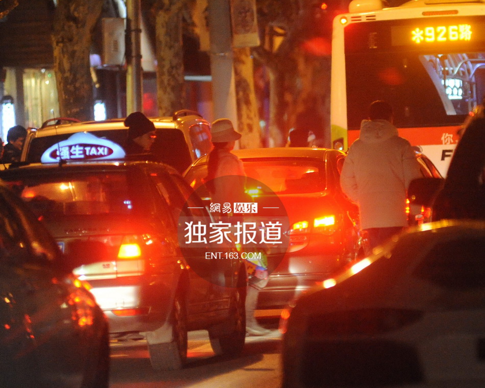 黄晓明Angelababy甜蜜幽会 为避嫌前后脚进酒店