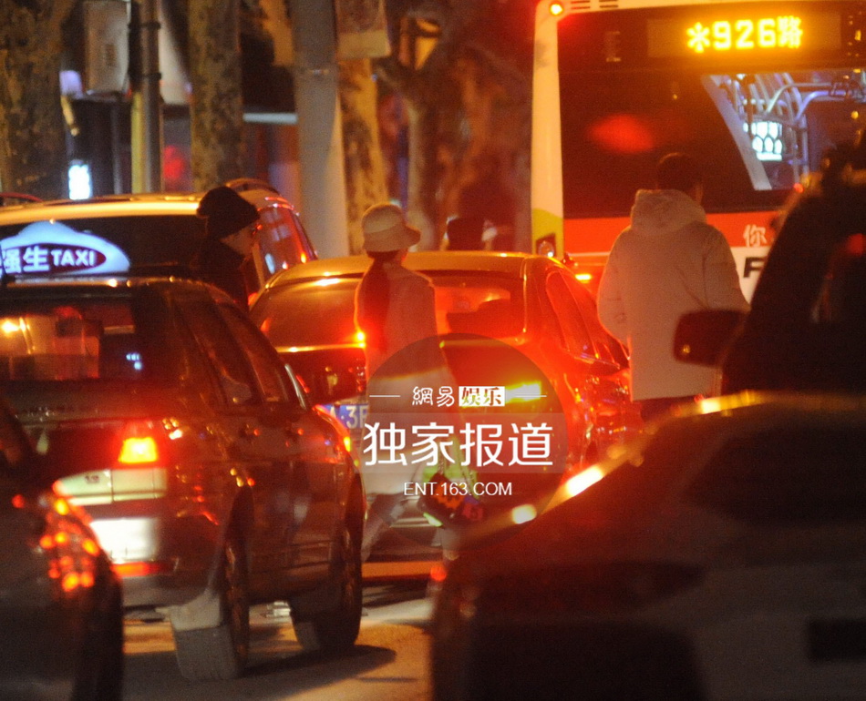 黄晓明Angelababy甜蜜幽会 为避嫌前后脚进酒店