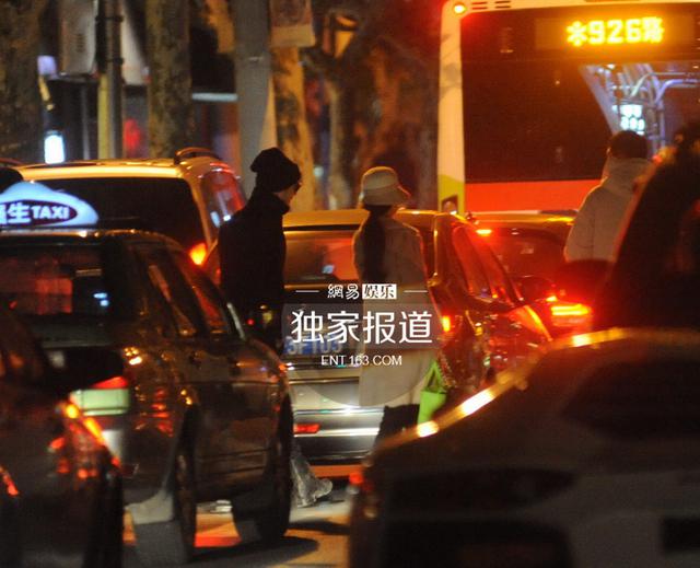 黄晓明Angelababy甜蜜幽会 为避嫌前后脚进酒店