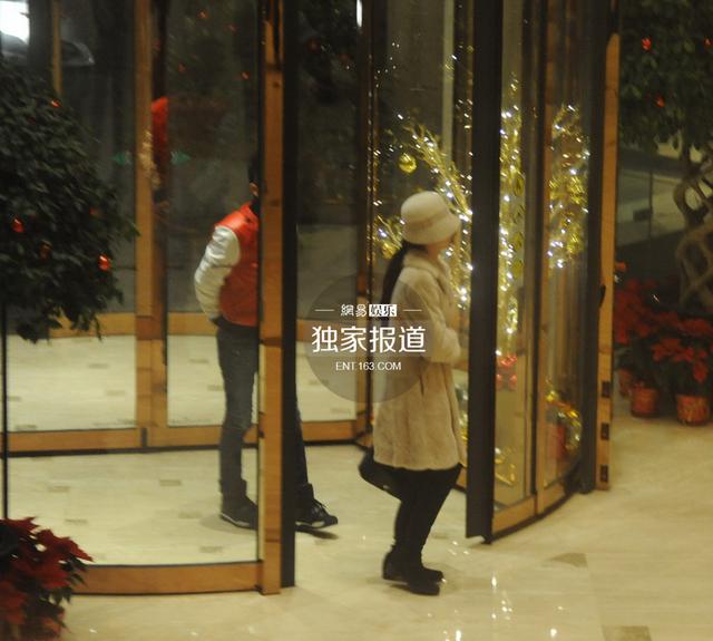 黄晓明Angelababy甜蜜幽会 为避嫌前后脚进酒店