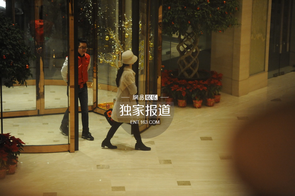 黄晓明Angelababy甜蜜幽会 为避嫌前后脚进酒店