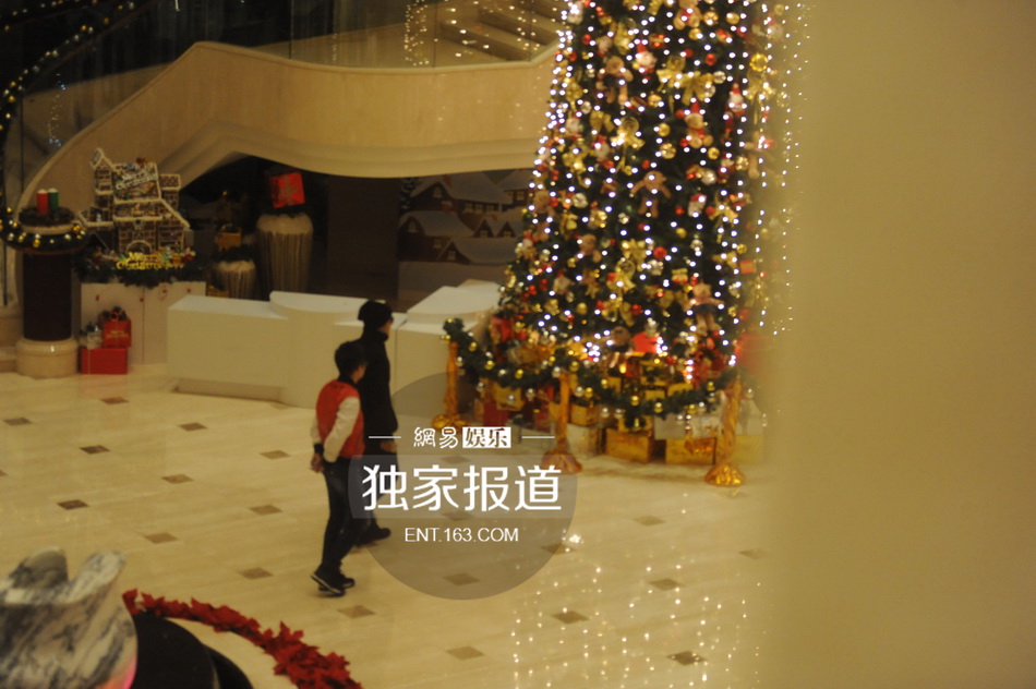 黄晓明Angelababy甜蜜幽会 为避嫌前后脚进酒店