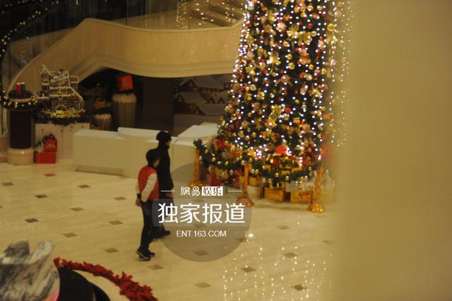 黄晓明Angelababy甜蜜幽会 为避嫌前后脚进酒店