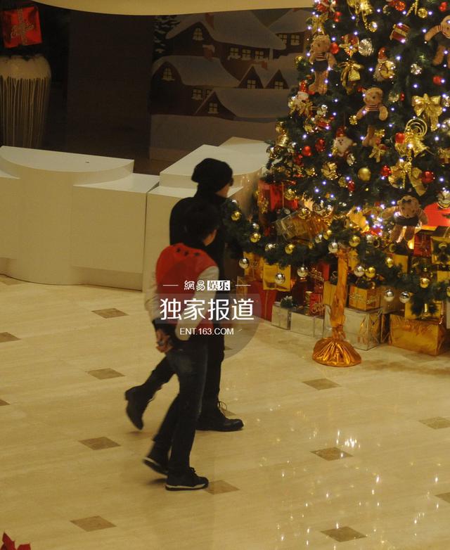 黄晓明Angelababy甜蜜幽会 为避嫌前后脚进酒店