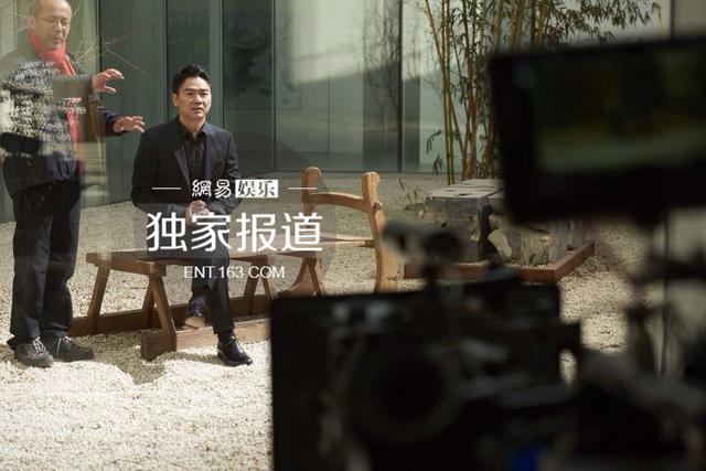 刘强东疑与奶茶妹妹分手后首现身 风度翩翩拍写真