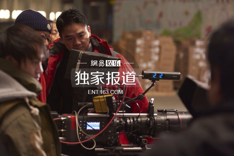 刘强东疑与奶茶妹妹分手后首现身 风度翩翩拍写真