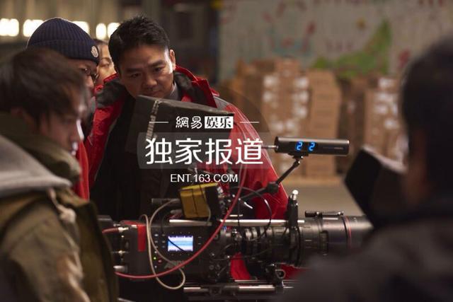 刘强东疑与奶茶妹妹分手后首现身 风度翩翩拍写真