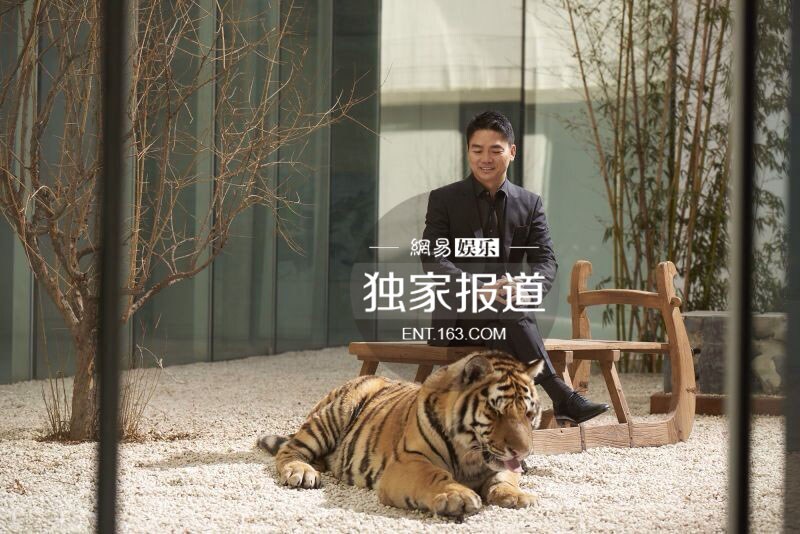 刘强东疑与奶茶妹妹分手后首现身 风度翩翩拍写真