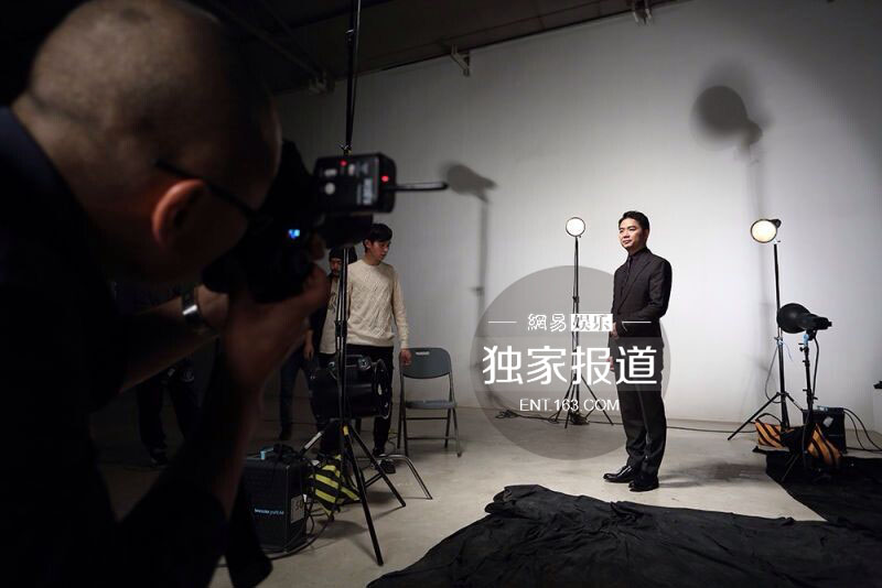 刘强东疑与奶茶妹妹分手后首现身 风度翩翩拍写真