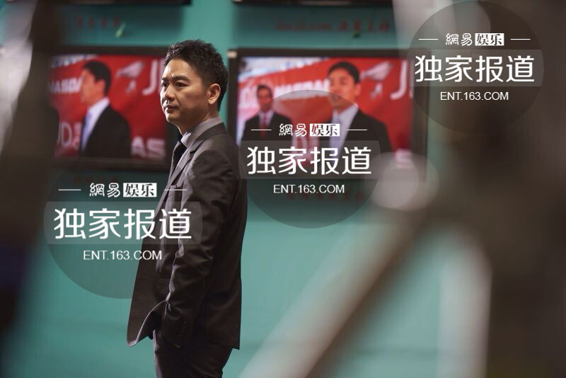 刘强东疑与奶茶妹妹分手后首现身 风度翩翩拍写真