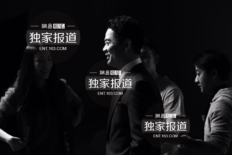 刘强东疑与奶茶妹妹分手后首现身 风度翩翩拍写真