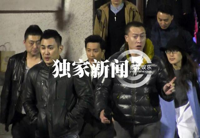 韩庚新片再打酱油 活动后乘车会友吃饭
