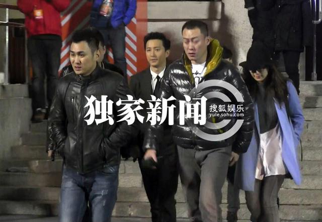 韩庚新片再打酱油 活动后乘车会友吃饭