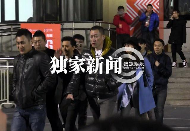 韩庚新片再打酱油 活动后乘车会友吃饭