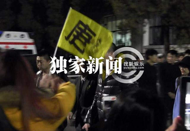 韩庚新片再打酱油 活动后乘车会友吃饭