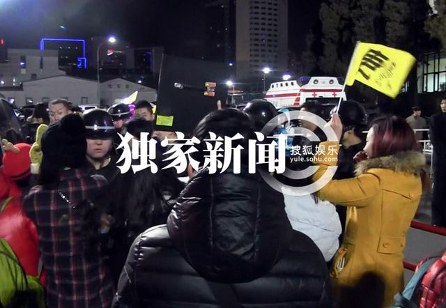 韩庚新片再打酱油 活动后乘车会友吃饭