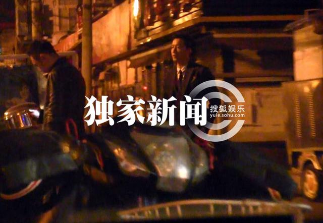 韩庚新片再打酱油 活动后乘车会友吃饭