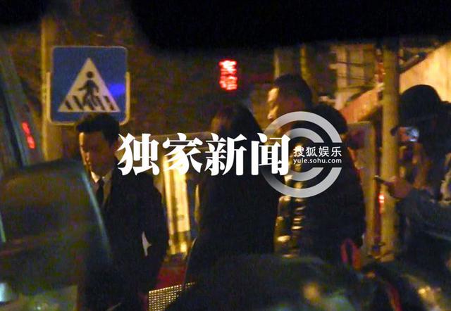 韩庚新片再打酱油 活动后乘车会友吃饭