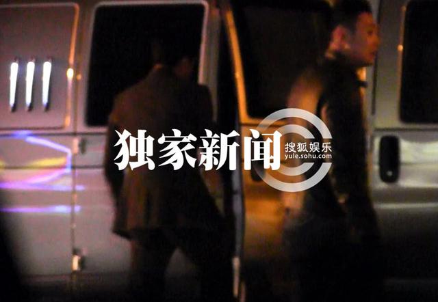 韩庚新片再打酱油 活动后乘车会友吃饭