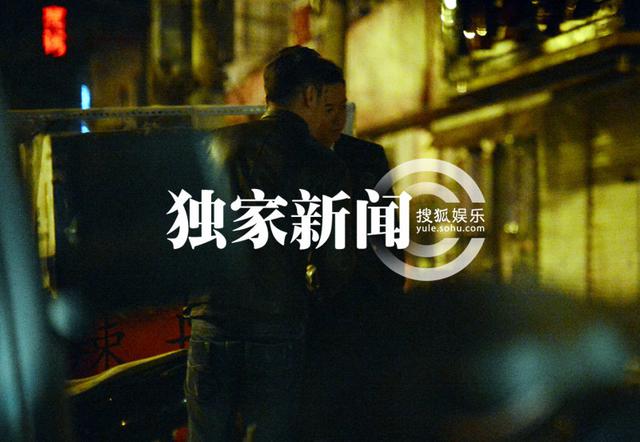 韩庚新片再打酱油 活动后乘车会友吃饭