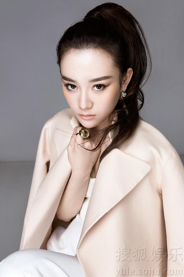 张檬时装大片曝光 干练马尾御姐风气场强大