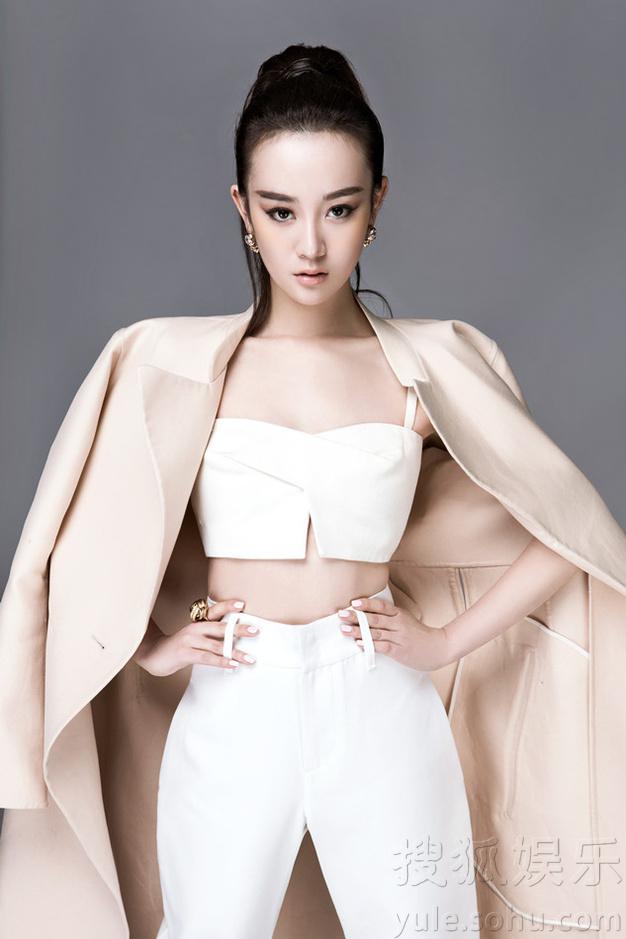 张檬时装大片曝光 干练马尾御姐风气场强大