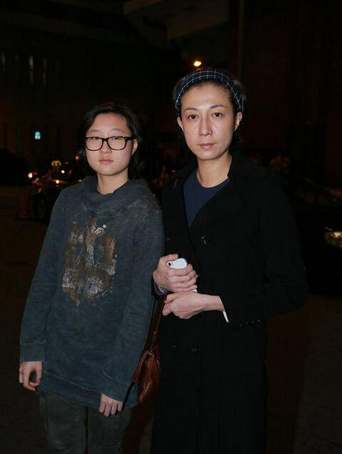 吴绮莉吊唁后抱猫带女现身 要与成龙划清界线