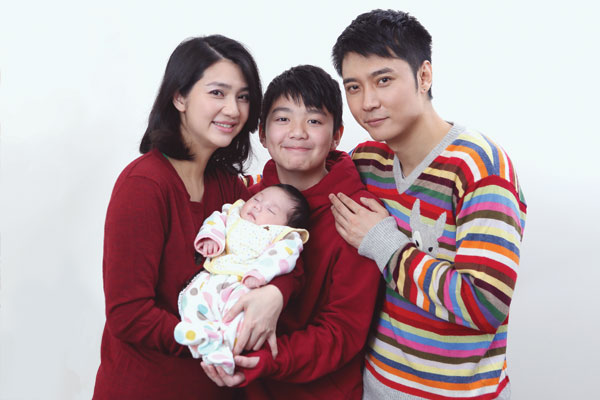 娱乐圈重组的五好文明家庭：洪欣儿子与继父哥俩好