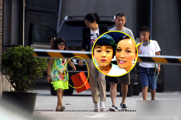 娱乐圈重组的五好文明家庭：洪欣儿子与继父哥俩好