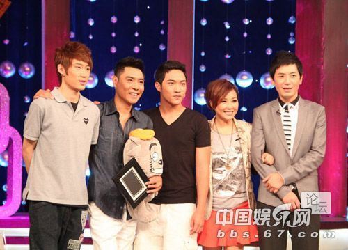 娱乐圈重组的五好文明家庭：洪欣儿子与继父哥俩好