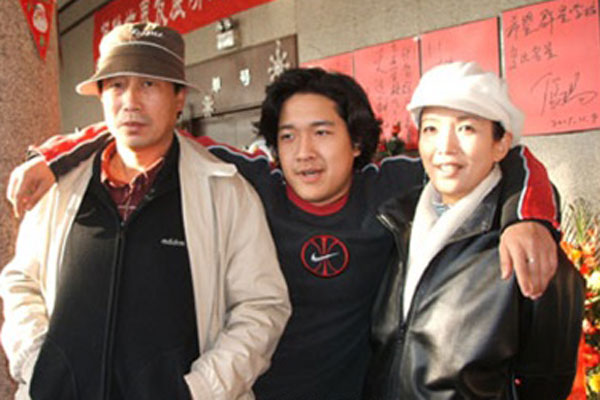 娱乐圈重组的五好文明家庭：洪欣儿子与继父哥俩好