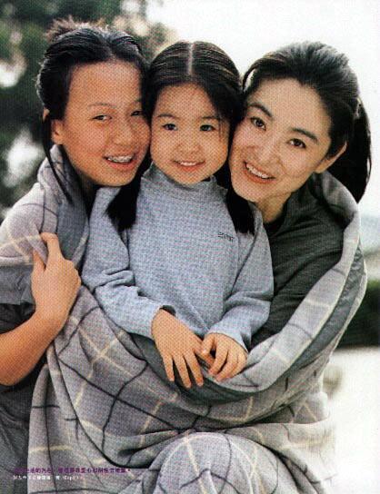 娱乐圈重组的五好文明家庭：洪欣儿子与继父哥俩好