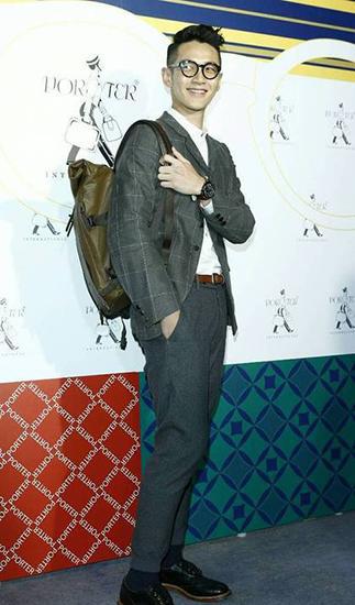 柯震东复出后首接商业活动 柯爸紧跟盯场