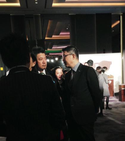 柯震东复出后首接商业活动 柯爸紧跟盯场