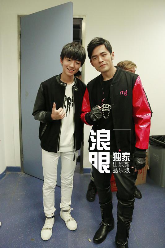 TFBOYS江苏跨年后台与周杰伦合影