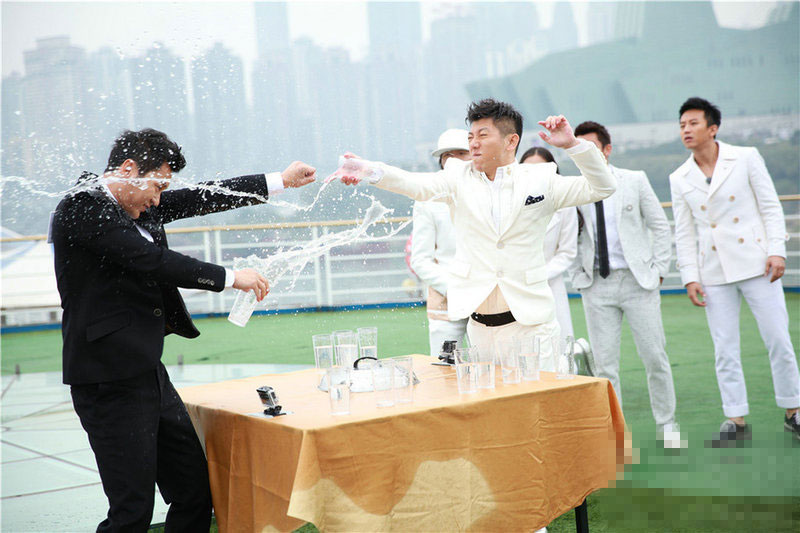 《跑男》李晨羽泉不留情面互泼！ 白百合秀“一字马”惊呆众人