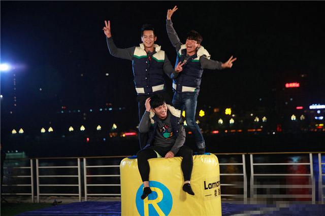 《跑男》李晨羽泉不留情面互泼！ 白百合秀“一字马”惊呆众人