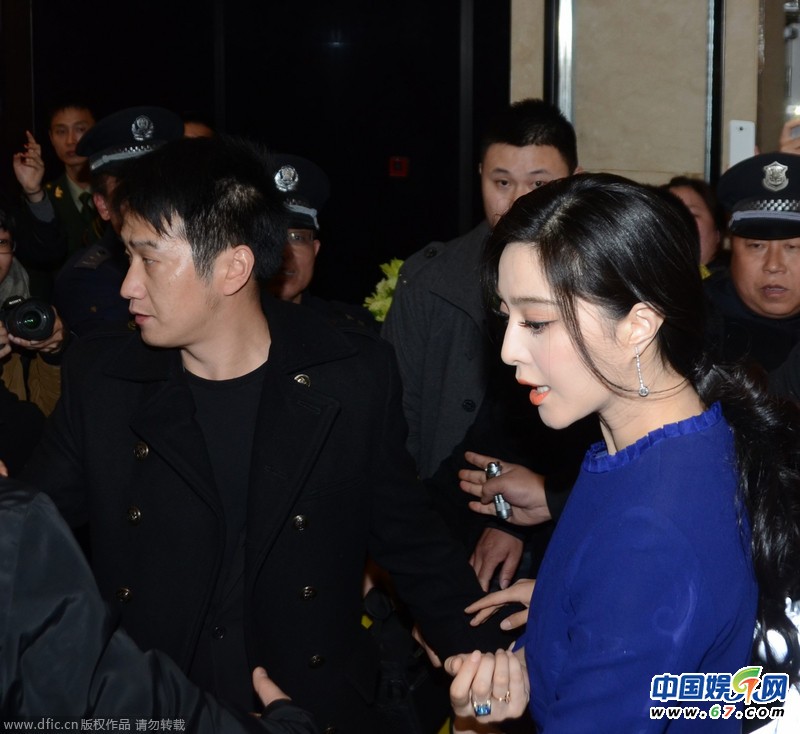 范冰冰商场遭围堵场面混乱 花容失色瞬间变脸